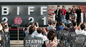 【フォト】『謗法：在此矣』オ・ユナ&オム・ジウォン、釜山の観客との対面に大喜び