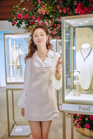 【フォト】コン・ヒョジン、Piagetのコレクションイベントに出席　「バラのようなビジュアル」