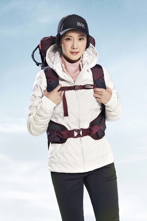 イ・シヨン、スポーティーな登山ファッション…健康的な美しさ
