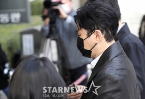 【フォト】ヤン・ヒョンソク前YG代表が初公判に出席、薬物捜査もみ消し疑惑で