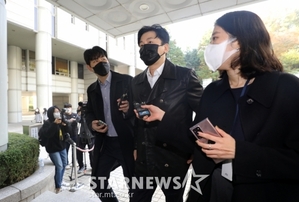 【フォト】ヤン・ヒョンソク前YG代表が初公判に出席、薬物捜査もみ消し疑惑で