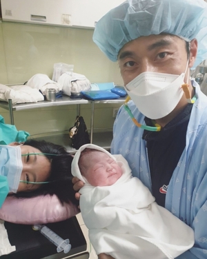 ユン・ジュマン&キム・イェリンに娘誕生 「この世のすべてのお母さんを尊敬する」