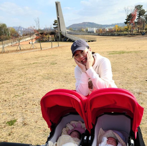 「三つ子出産」ファン・シニョン、子どもたちと初めて散歩 「週末の育児は大変」