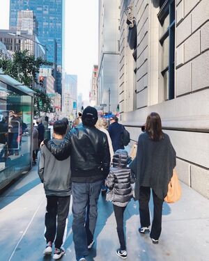クォン・サンウ&ソン・テヨン夫妻、ニューヨークで子ども2人と一緒に街角デート