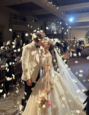イ・ジフン&アヤネ夫妻、結婚式で熱いキス…ウエディングシンガーはIU