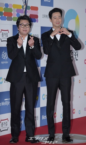 【フォト】チョ・インソン＆キム・ユンソク、完璧な2ショット＝青龍映画賞