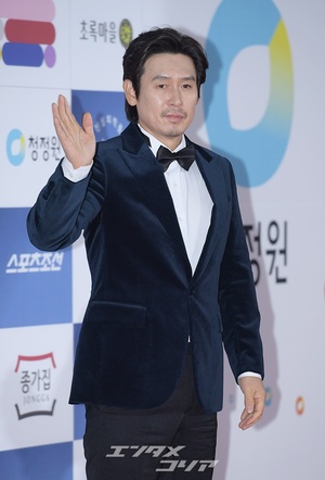 主演男優賞にソル・ギョング 「わたしの同志、ソン・ユナさんに感謝」=青龍映画賞