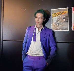 イ・ドンウク、緑の髪に紫のスーツまで…こんな姿は初めて