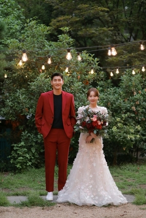 「イ・ギョンギュの一人娘」イ・イェリム、慶南FCキム・ヨンチャンと11日に結婚へ