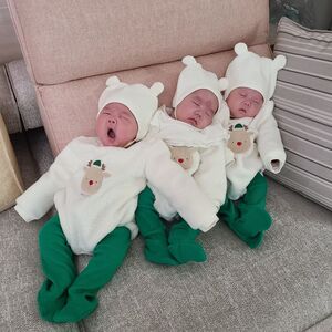 【フォト】ファン・シニョン、三つ子と迎える最初のクリスマス…おそろいの服を着た三つ子たち