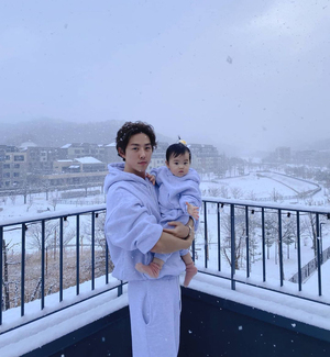 ペク・ソンヒョン、娘に生まれて初めての雪を見せてあげる素敵なパパ