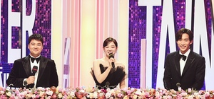 【フォト】ユ・ジェソク＆パク・ナレ出席「2021 MBC芸能大賞」レッドカーペット・イベント
