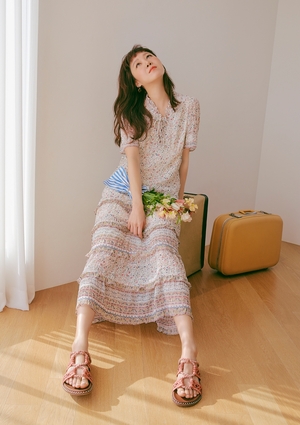 【フォト】ラブリーなコン・ヒョジン、春の旅行ファッション提案