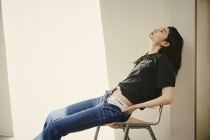 【フォト】『イカゲーム』出演チョン・ホヨン、Calvin Kleinのイメージ公開…ムダのない美ウエスト
