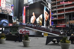 BTSのSUGA、米タイムズスクエアの大型電光掲示板に登場