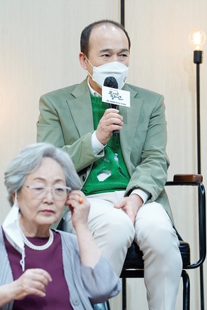 【フォト】キム・ヨンオクからナ・ムニまで…合計年齢990歳の合唱団『熱きシンガーズ』