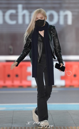 【フォト】BLACKPINKロゼ、黒一色の空港ファッション
