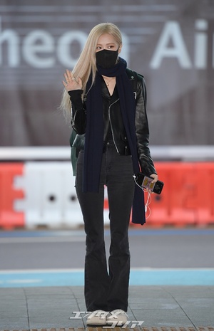 【フォト】BLACKPINKロゼ、黒一色の空港ファッション