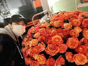 デビュー12周年イ・ジョンソク、意義深いプレゼントに大きな花束 「ありがとう」