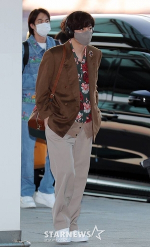 防弾少年団Vが空港で着ていた花柄シャツ、「オール品切れ」に