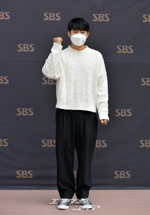 【フォト】ソン・ホジュン、シンプルなモノクロファッション