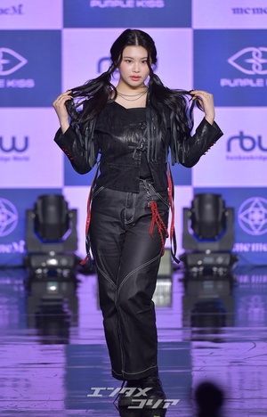 【フォト】PURPLE KISS、レッド＆ブラックで合わせた「魔女ビジュアル」のステージ衣装