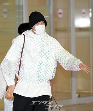 【フォト】「帰国」BTSジョングク＆ジェイホープ「リンクコーデ風の空港ファッション」
