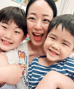 キム・ヒョジン、夫ユ・ジテそっくりの息子二人の写真公開…幸せいっぱいの笑顔