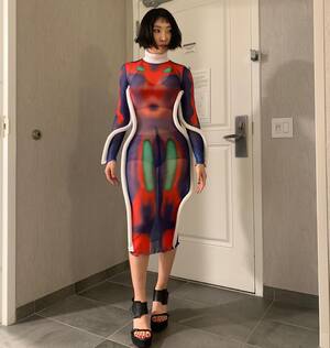 コン・ミンジの「全身シースルー」にびっくり 熱画像「コロナ検知」ファッション