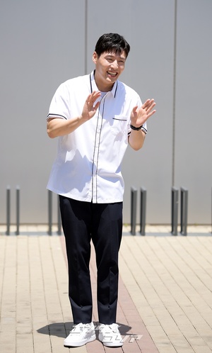 【フォト】カン・ハヌル＆イ・ユヨン、制服姿でハートのポーズ