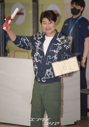 【フォト】カンヌ主演男優賞のソン・ガンホ、トロフィーを持って明るいほほ笑み