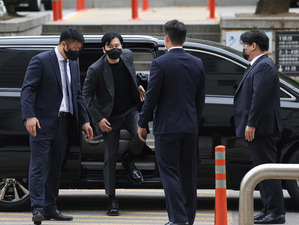 【フォト】裁判所に入るヤン・ヒョンソク元代表