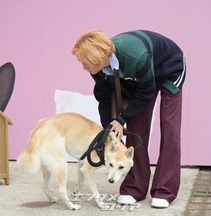 【フォト】SHINeeキー＆イ・ソンビン「愛犬と楽しくお出かけ」