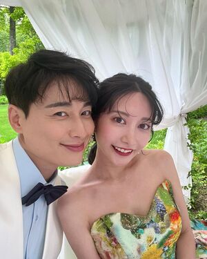 イ・ジフンの妻アヤネさん、日本での結婚式の写真公開 「願いを聞いてくれてありがとう」