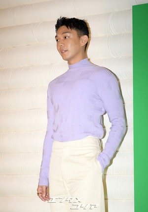 【フォト】ユ・アイン　細マッチョ際立つ薄紫セーター「他を圧倒するオーラ」