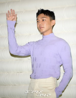 【フォト】ユ・アイン　細マッチョ際立つ薄紫セーター「他を圧倒するオーラ」