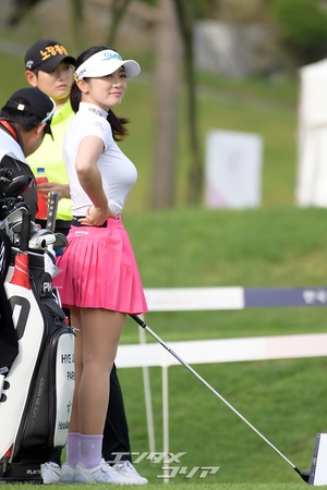 【フォト】アン・ソヒョン、ピンクのスカートをなびかせパワフルなスイング