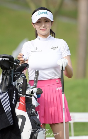 【フォト】アン・ソヒョン、ピンクのスカートをなびかせパワフルなスイング