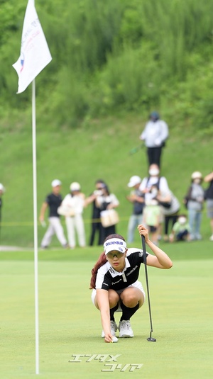【フォト】ユ・ヒョンジュ、抜きん出た美しさとスタイルでゴルフ場を意のままに