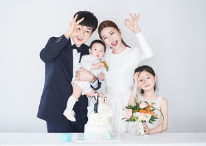 【フォト】イ・ジョンミン元KBSアナ、結婚10周年写真公開