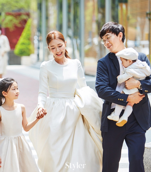 イ・ジョンミン元KBSアナ、結婚10周年リマインドウエディング写真公開…幸せあふれる4人家族