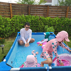 ユン・サンヒョン、自宅庭の「ウォーターパーク」で子どもたちと水遊び