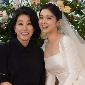 キム・ミギョン、チャン・ナラの結婚式写真公開…「かわいいナラがお嫁に行った日」