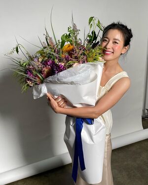 ハン・ヒョジュ、自分より大きい花束を抱いて明るい笑顔