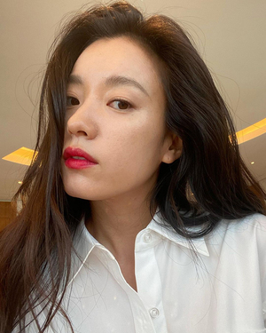 ハン・ヒョジュ、どアップ自撮り公開…美肌際立つ赤リップにファン「魅力的」「最高」
