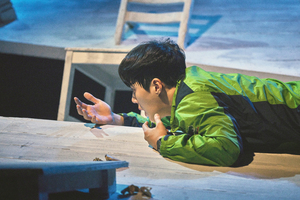 【フォト】演劇『運命を分けたザイル』の舞台に立つ俳優キム・ソンホ