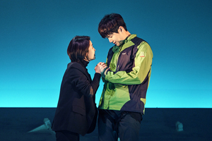 【フォト】演劇『運命を分けたザイル』の舞台に立つ俳優キム・ソンホ