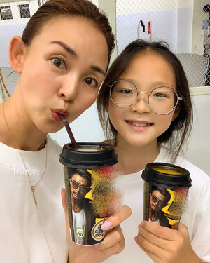 SHIHO、娘の紗蘭ちゃんと一緒に「秋山選手コーヒー」の記念ショット 「飲んでみてくださいね」