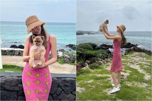 イ・ダヘ、セクシーな花柄ワンピで愛犬と2ショット…済州旅行で海辺を散策