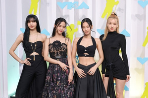 BLACKPINK 米MTV授賞式でステージ=韓国女性グループ初